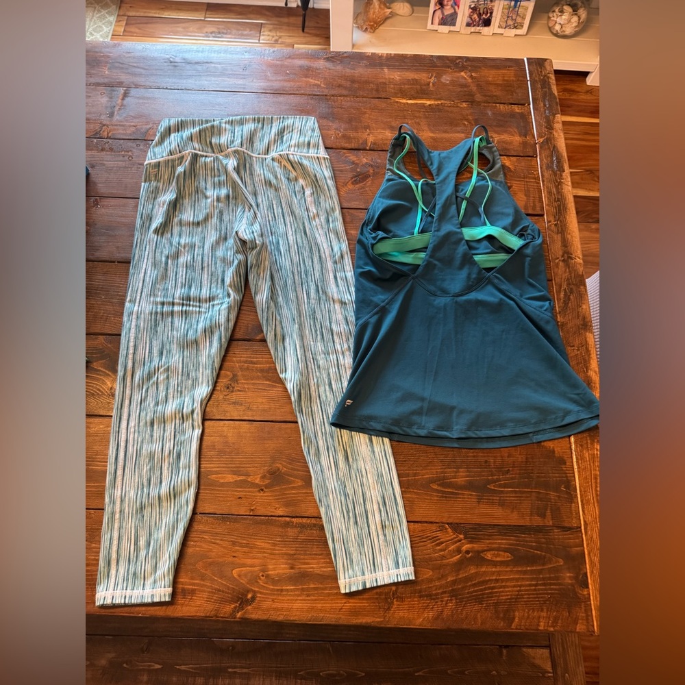 Women’s Fabletics Outfit Size Medium - Picture 2 of 4
